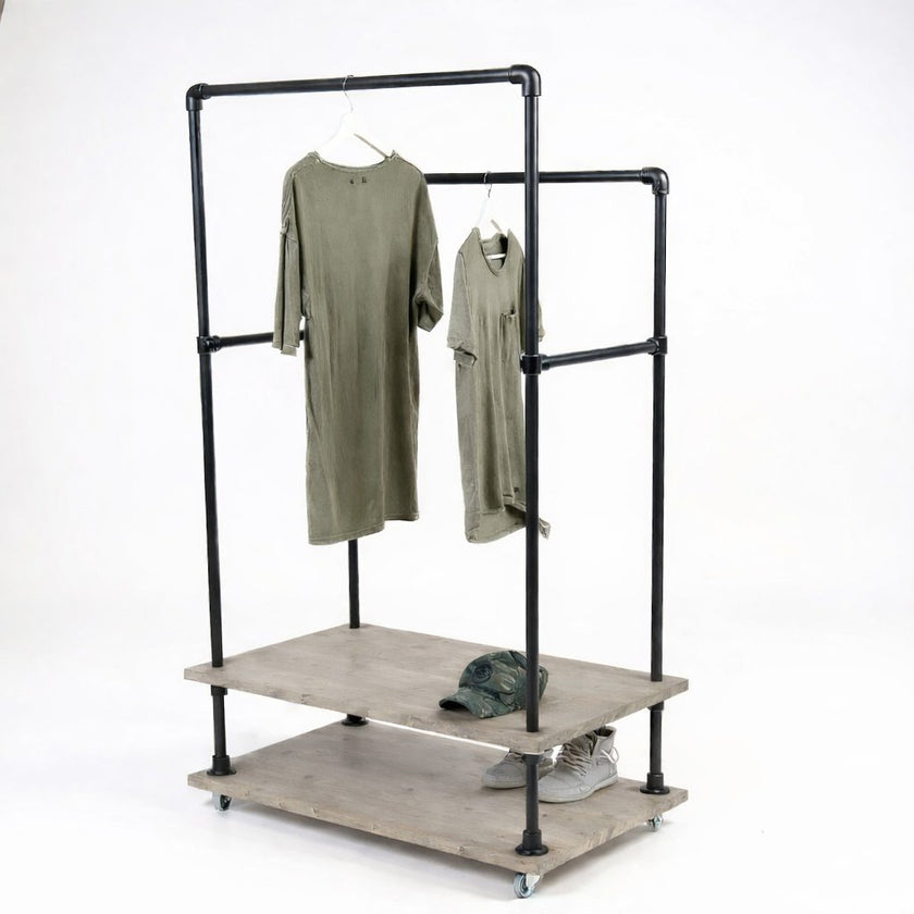 Verrijdbaar kledingrek met taupe houten planken, zwarte steigerbuizen en ruimte voor kleding en accessoires.