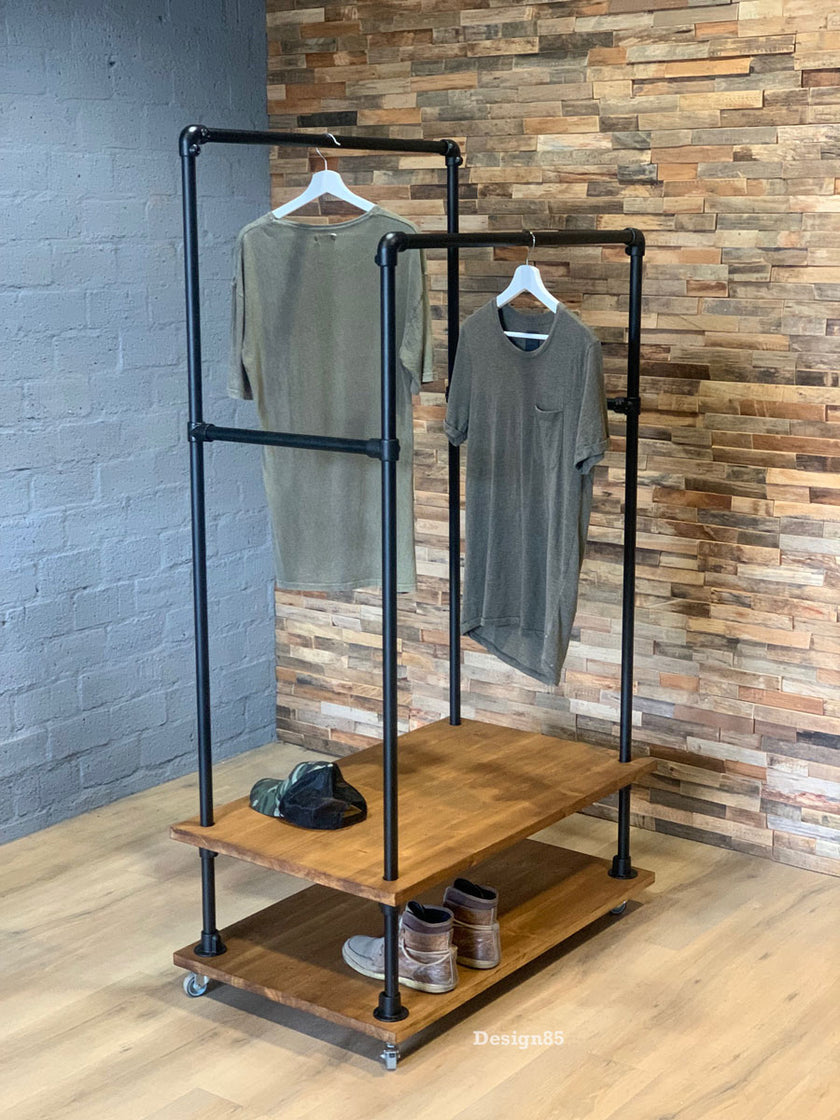Kledingrek wielen presentatie met robuust zwart stalen frame en ruimte voor kleding en schoenen.