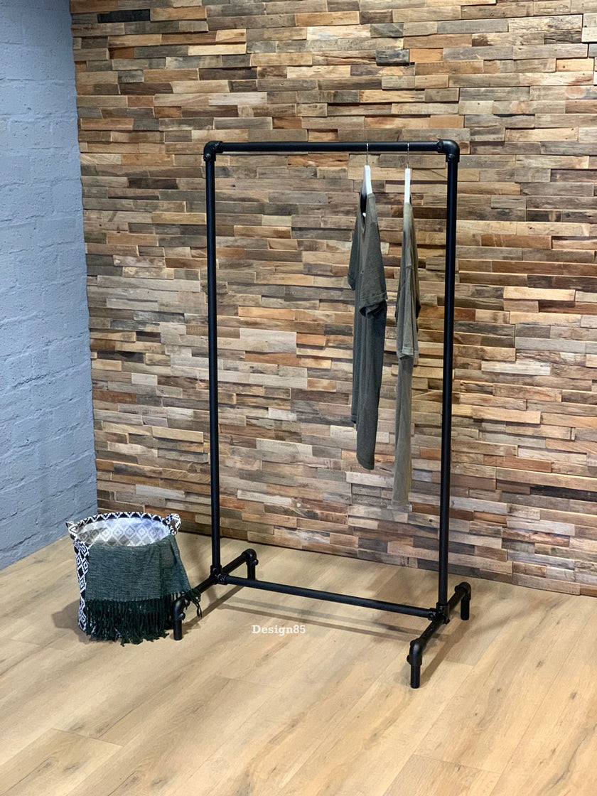 Kledingrek wielen Staal met zwarte metalen buizen, verrijdbaar ontwerp en ruimte voor hangende kleding.