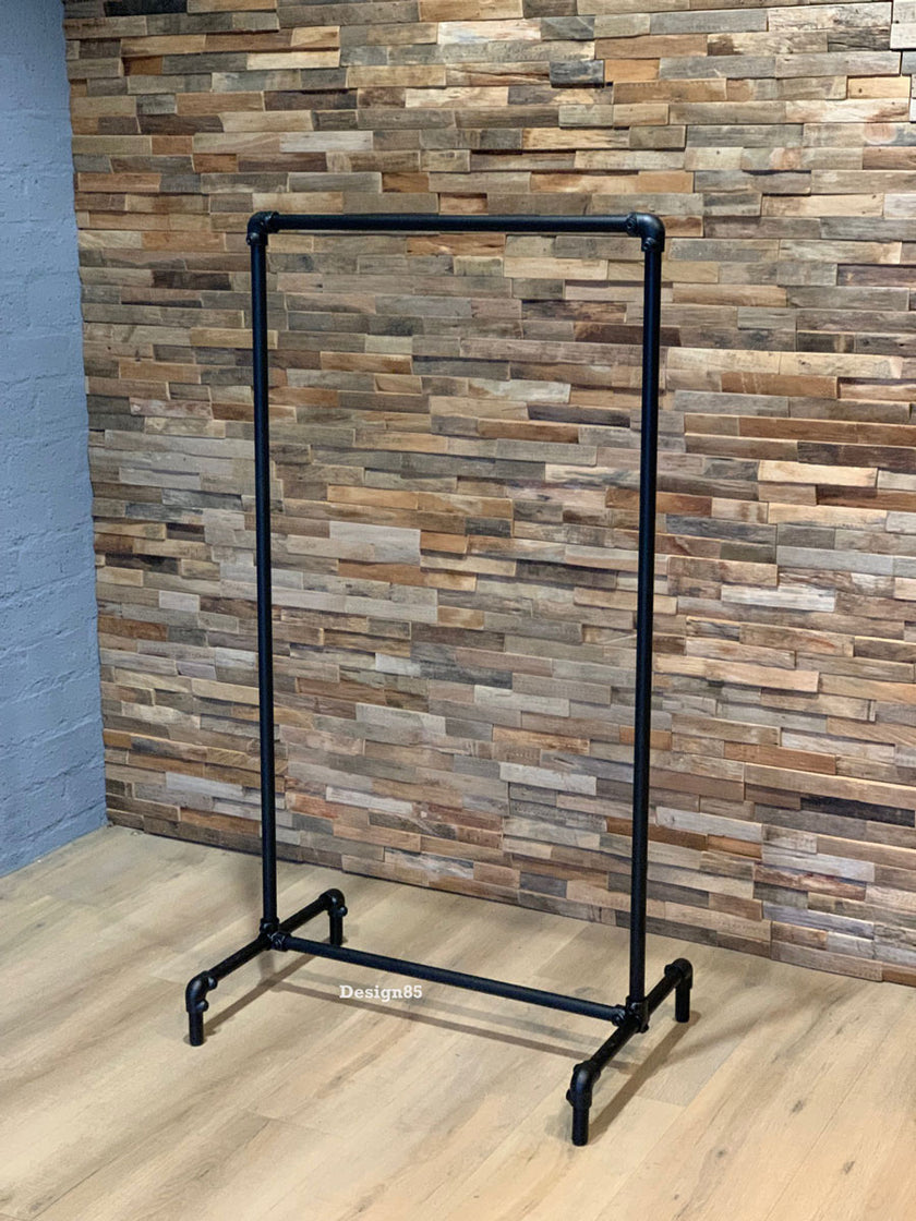 Kledingrek wielen Staal in industriële stijl met zwarte kledingstang en onderframe, ideaal voor slaapkamer of kledingwinkel.