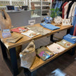 Industriële presentatietafel winkel met twee niveaus voor het stijlvol presenteren van kleding en accessoires.