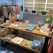 Presentatietafel winkel met stevig stalen onderstel en houten bladen voor een overzichtelijke productpresentatie.