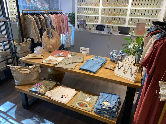 Presentatietafel winkel met stevig stalen onderstel en houten bladen voor een overzichtelijke productpresentatie.