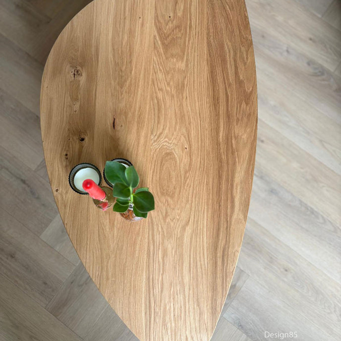 Industriële salontafel Kiezel van eikenhout met zwart stalen onderstel in woonkamer