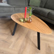 Eikenhouten salontafel Kiezel met zwart metalen onderstel in sfeervolle woonkamer