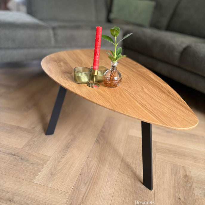 Eikenhouten salontafel Kiezel met zwart metalen onderstel in sfeervolle woonkamer
