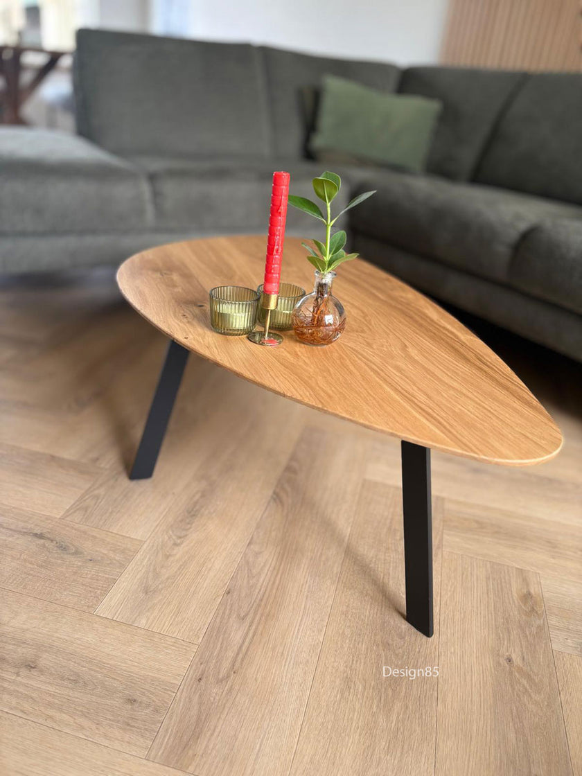 Eikenhouten salontafel Kiezel met zwart metalen onderstel in sfeervolle woonkamer