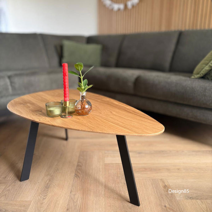 Moderne woonkamer met industriële salontafel Kiezel van eikenhout en zwart staal