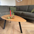Moderne woonkamer met industriële salontafel Kiezel van eikenhout en zwart staal