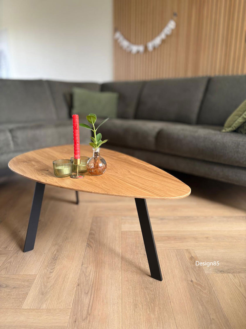 Moderne woonkamer met industriële salontafel Kiezel van eikenhout en zwart staal