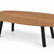 Salontafel ovaal Vince met eikenhouten blad in de kleur Sand en vier zwarte stalen poten voor een moderne uitstraling.