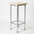 Industriële steigerbuis barkruk Basic met zwart metalen frame en houten zitting op witte achtergrond