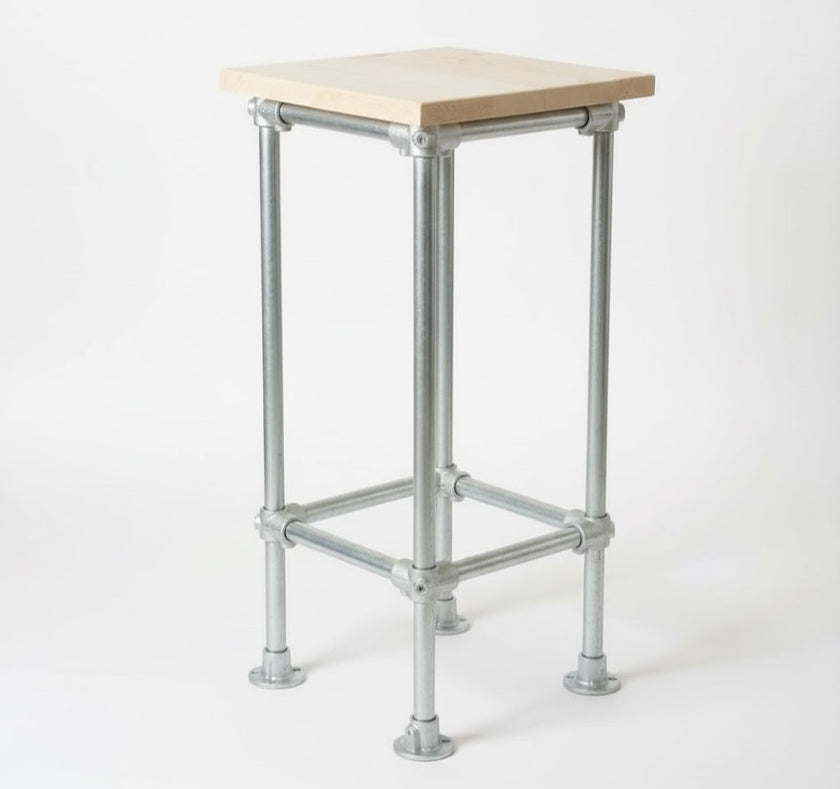 Industriële steigerbuis barkruk Basic met zwart metalen frame en houten zitting op witte achtergrond