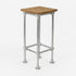 Robuuste barkruk van steigerbuizen met houten zitvlak en industrieel design voor keuken of bar