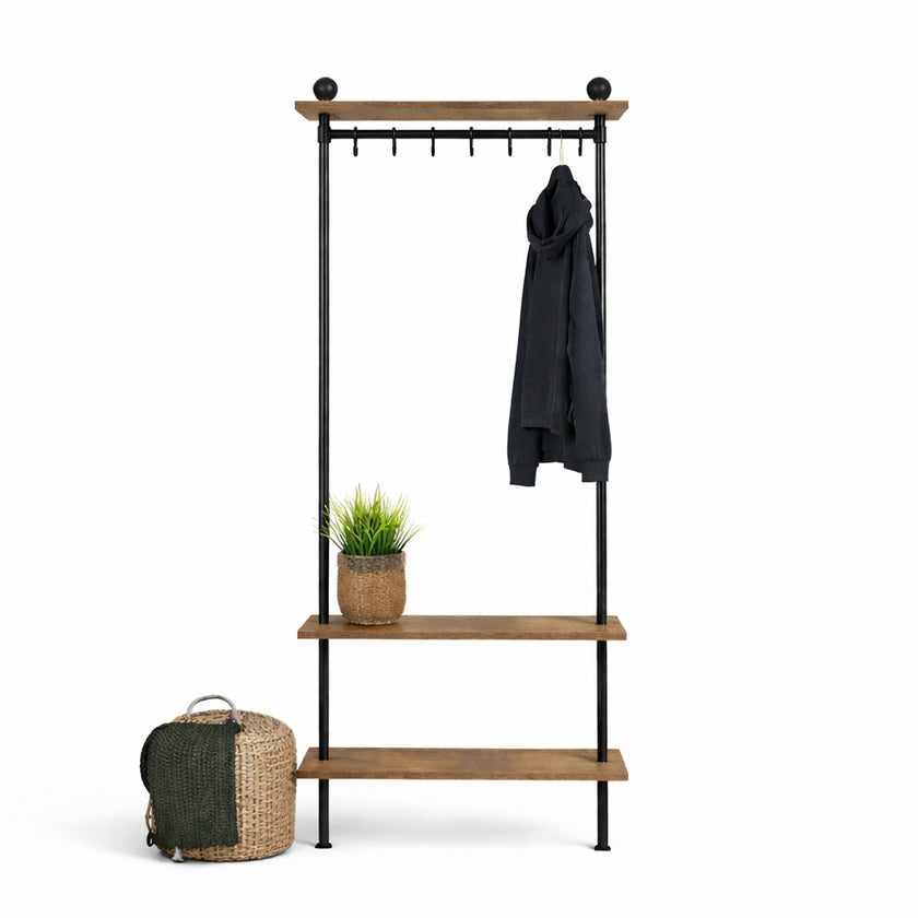 Industriële kapstok van steigerbuizen met zwarte metalen frame en eiken legplanken in sand kleur.