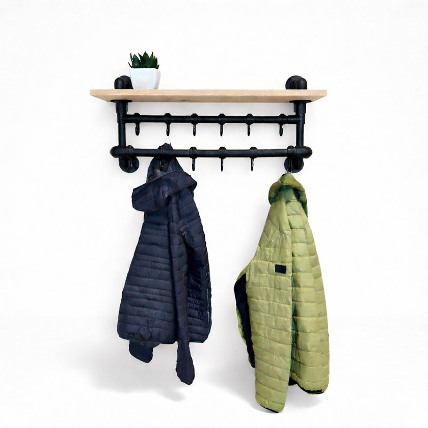 Wandkapstok van zwarte steigerbuizen met eiken legplank en meerdere ophanghaken, afgebeeld met twee jassen op witte achtergrond.