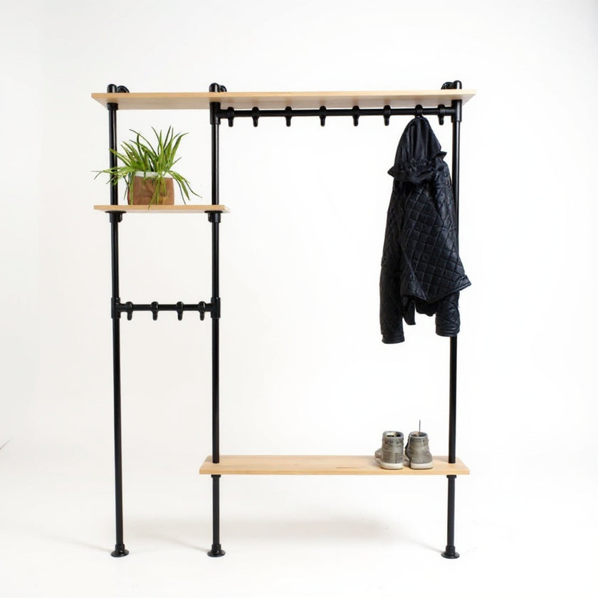 Industriële steigerbuis garderobe met eiken legplanken, zwarte buizen en ophanghaken