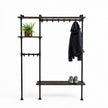 Steigerbuis kapstok met black eiken legplanken, zwarte buizen en jas aan kledingroede