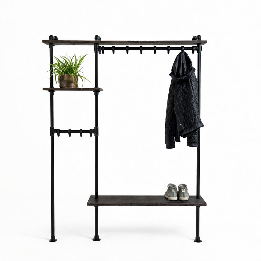 Steigerbuis kapstok met black eiken legplanken, zwarte buizen en jas aan kledingroede