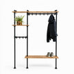 Industriële steigerbuis kapstok met naturel eiken legplanken, zwarte haken en schoenenplank