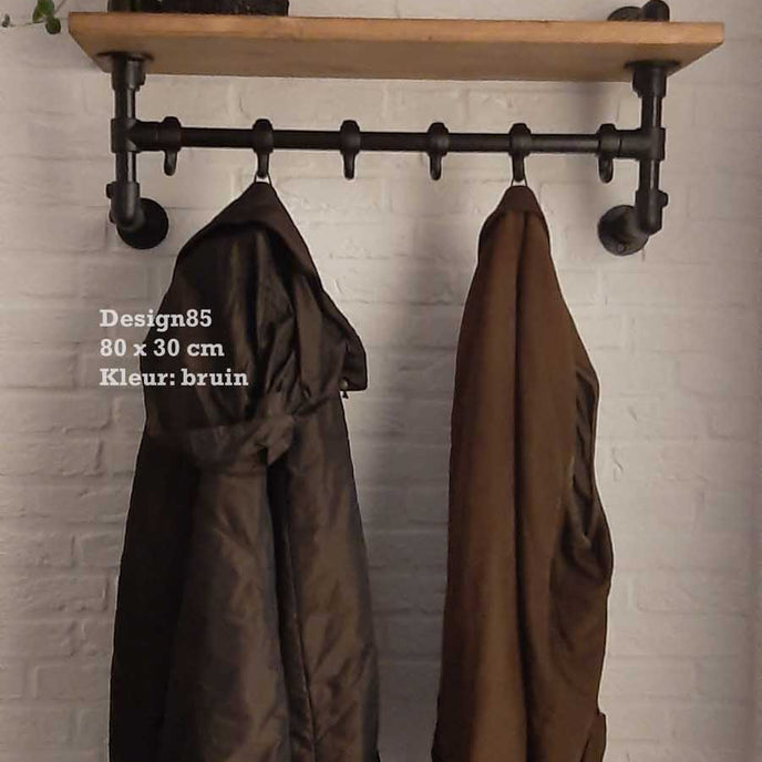 Industriële wandkapstok met plank van vurenhout en metalen buizen