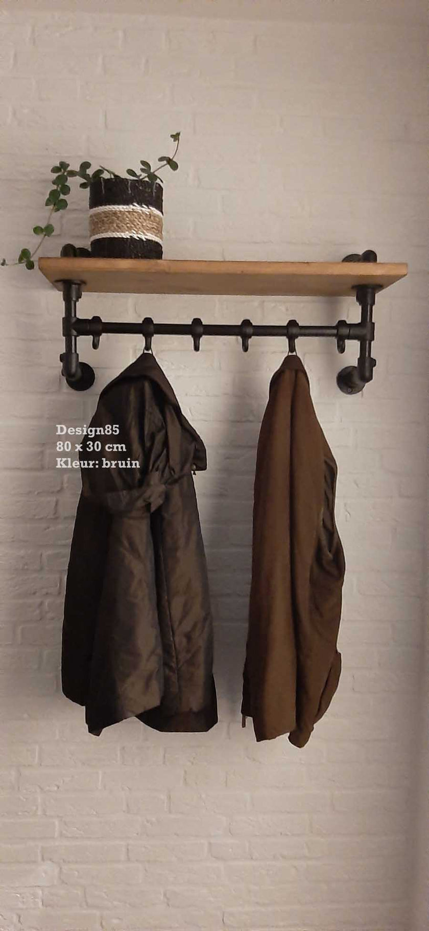 Industriële wandkapstok met plank van vurenhout en metalen buizen