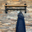 Steigerbuis kapstok met vurenhouten plank in industriële stijl aan de muur