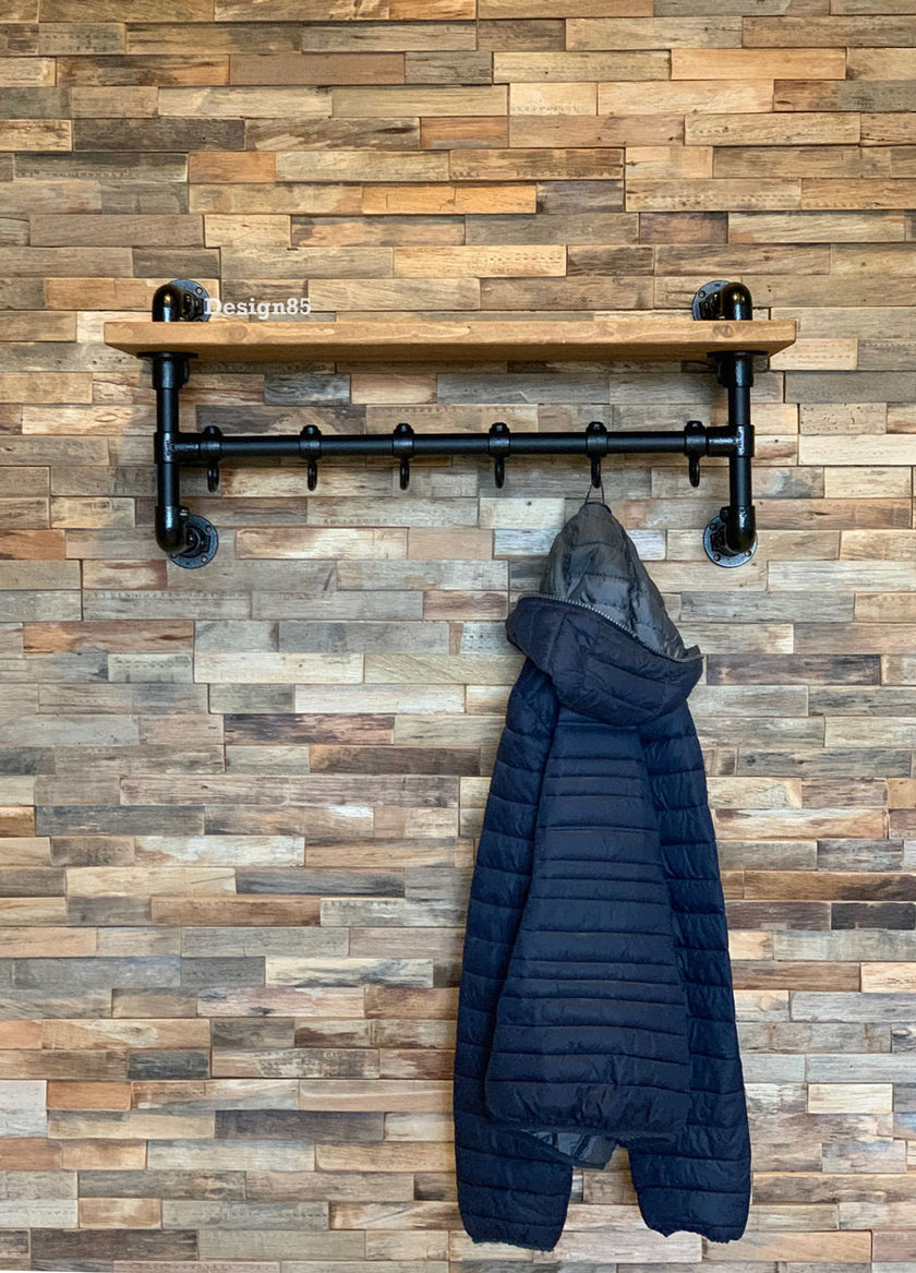 Steigerbuis kapstok met vurenhouten plank in industriële stijl aan de muur