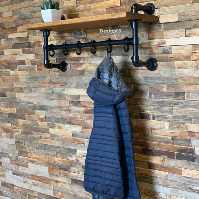 Industriële kapstok van steigerbuis met houten plank van vurenhout