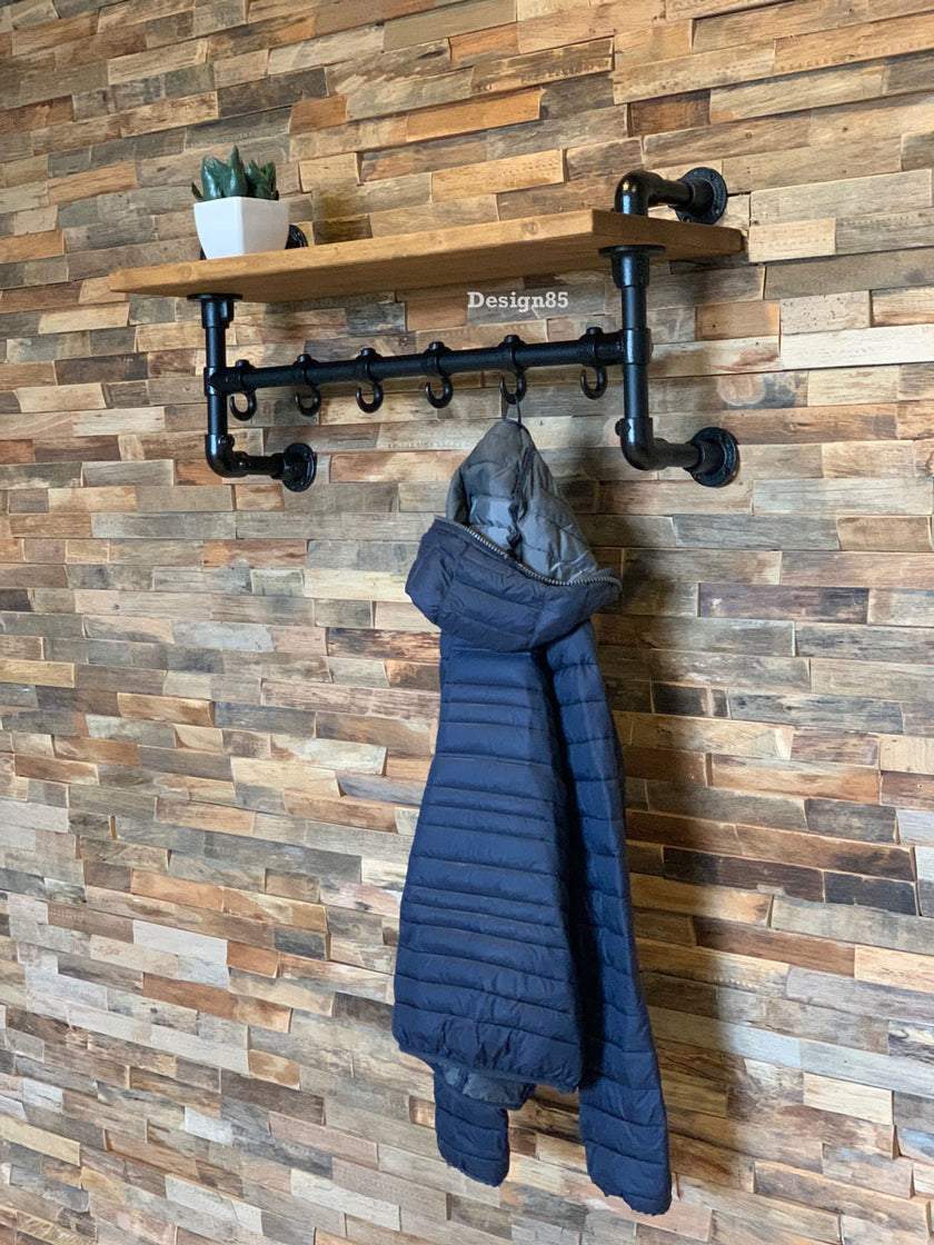 Industriële kapstok van steigerbuis met houten plank van vurenhout