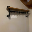 Design85 kapstok van steigerbuis met bruine vurenhouten plank
