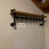 Design85 kapstok van steigerbuis met bruine vurenhouten plank