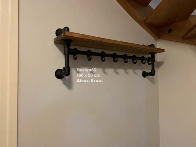 Design85 kapstok van steigerbuis met bruine vurenhouten plank