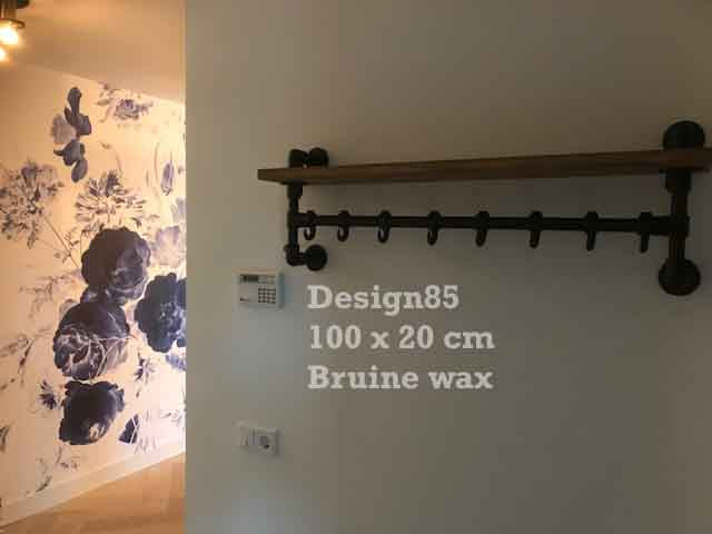 Stoere kapstok met haken van steigerbuis en massief vurenhout