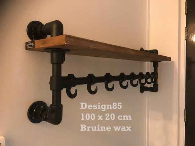 Wandkapstok met zwarte steigerbuizen en vurenhouten legplank