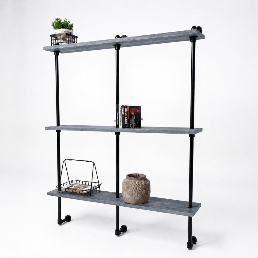 steigerbuis wandkast met houten planken en zwart metalen frame voor decoratie en opbergen