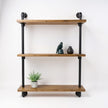 Industriële steigerbuis kast Whisky met houten legplanken en zwart metalen buizenframe