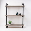 Moderne steigerbuis kast Whisky met robuuste houten leggers en zwart stalen frame