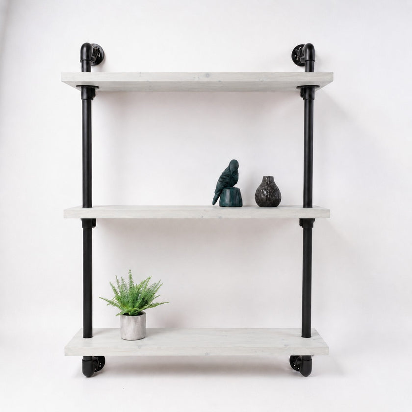 Industrieel wandrek Whisky met houten planken en zwart steigerbuis ontwerp voor woonkamer of keuken