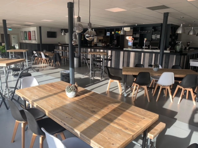 Rechthoekige steigerbuis tafel met verweerd steigerhouten blad en industriële uitstraling.