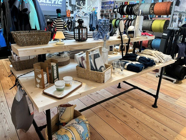 Steigerbuis tafel presentatie waarbij accessoires in een winkel worden gepresenteerd in verschillende hoogtes.