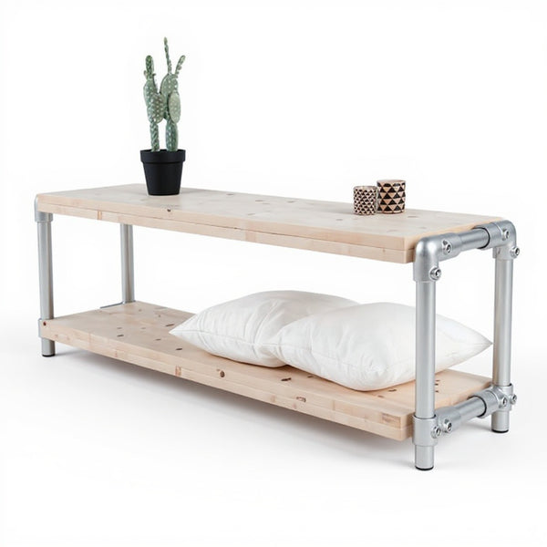 Industrieel steigerbuis TV meubel naturel met twee schappen van onbehandeld vurenhout en een zilverkleurig buizenframe.