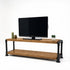 Industrieel steigerbuis TV meubel met twee bruin gebeitste houten planken en een zwart stalen onderstel.