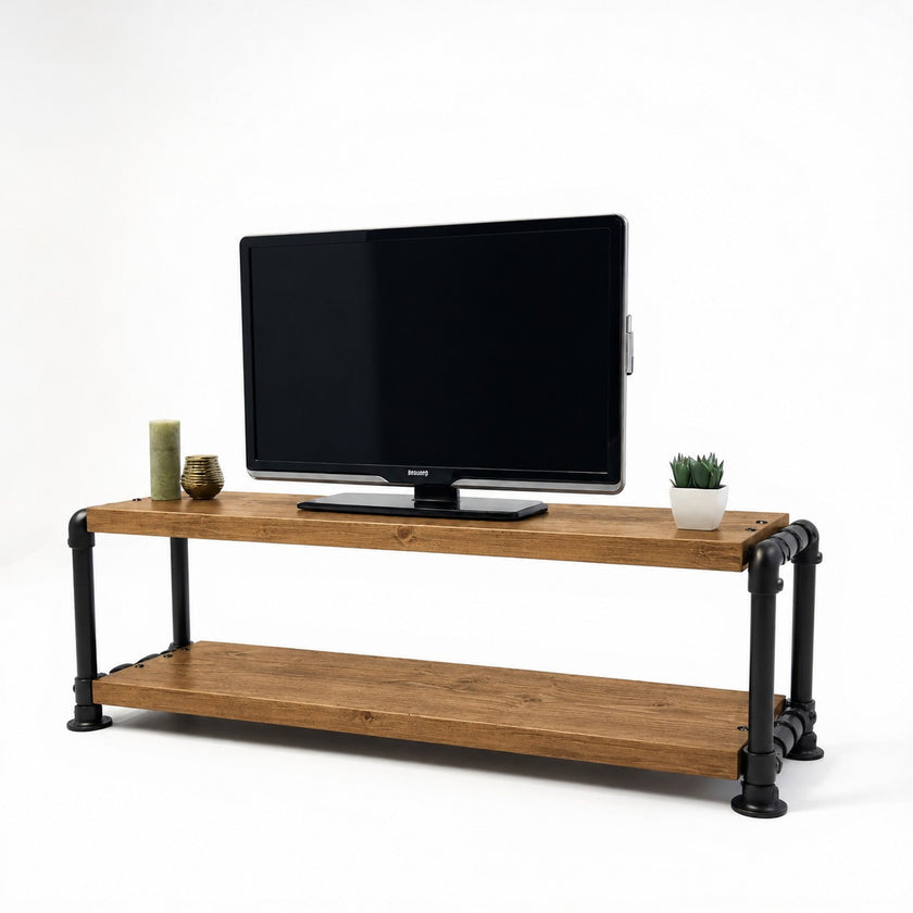 Industrieel steigerbuis TV meubel met twee bruin gebeitste houten planken en een zwart stalen onderstel.