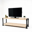Industrieel steigerbuis TV meubel met twee schappen van onbehandeld vurenhout en een zwart stalen buizenframe.