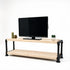 Industrieel steigerbuis TV meubel met twee schappen van onbehandeld vurenhout en een zwart stalen buizenframe.