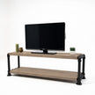 Steigerbuis TV meubel met twee taupekleurige houten schappen en een stevig zwart metalen buizenframe.