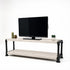 Steigerbuis TV meubel met twee wit gebeitste houten planken en een robuust zwart industrieel onderstel.