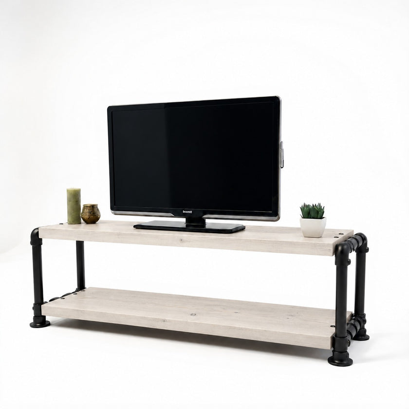 Steigerbuis TV meubel met twee wit gebeitste houten planken en een robuust zwart industrieel onderstel.
