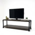 Industrieel TV meubel van zwarte steigerbuizen met twee zwart gebeitste houten schappen en open opbergruimte.